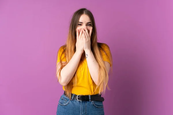 Mulher Caucasiana Jovem Isolado Fundo Roxo Feliz Sorrindo Cobrindo Boca — Fotografia de Stock