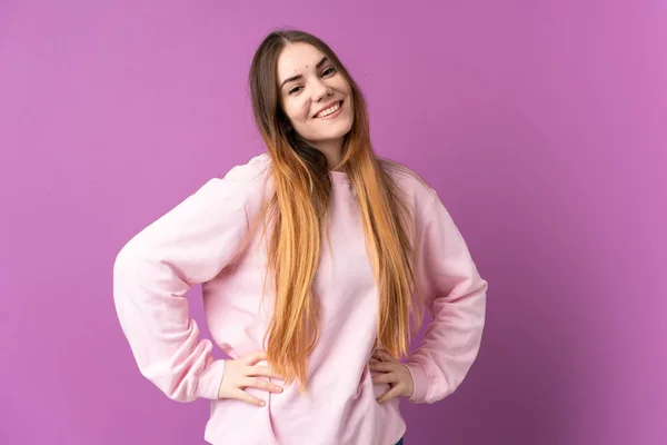 Ung Kaukasisk Kvinne Isolert Lilla Bakgrunn Med Armer Hoften Smil – stockfoto