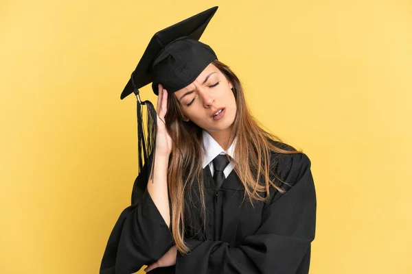 Junger Universitätsabsolvent Isoliert Auf Gelbem Hintergrund Mit Kopfschmerzen — Stockfoto