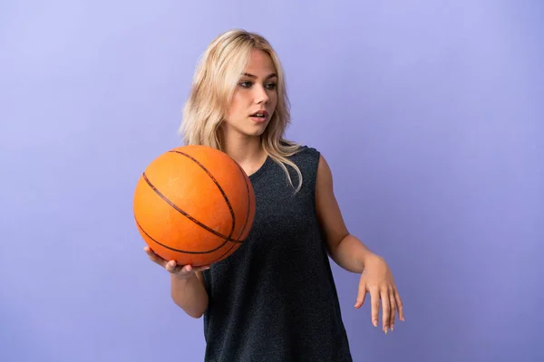 Jovem Mulher Russa Isolada Fundo Roxo Jogando Basquete — Fotografia de Stock