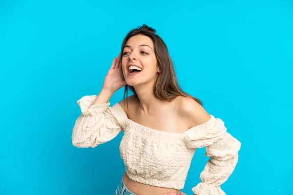 Mujer Caucásica Joven Aislada Sobre Fondo Azul Escuchando Algo Poniendo — Foto de Stock