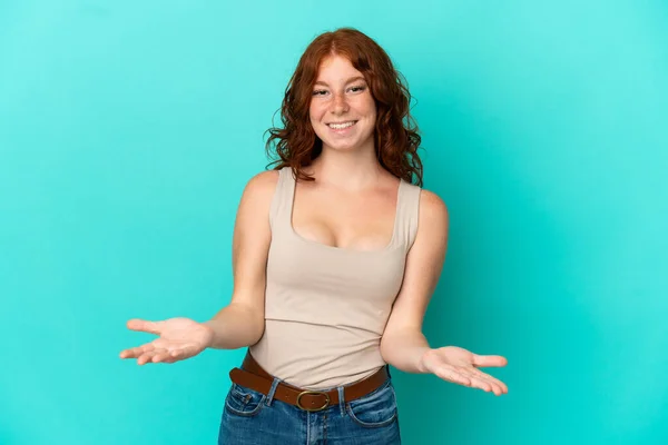 Adolescente Mujer Rojiza Aislado Sobre Fondo Azul Feliz Sonriente — Foto de Stock