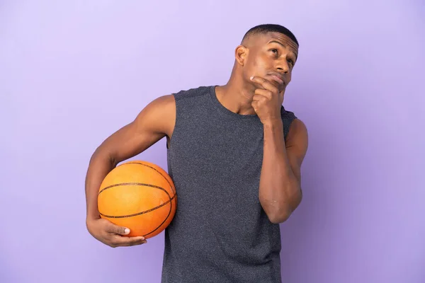 Jovem Jogador Latino Basquete Homem Isolado Fundo Roxo Com Dúvidas — Fotografia de Stock