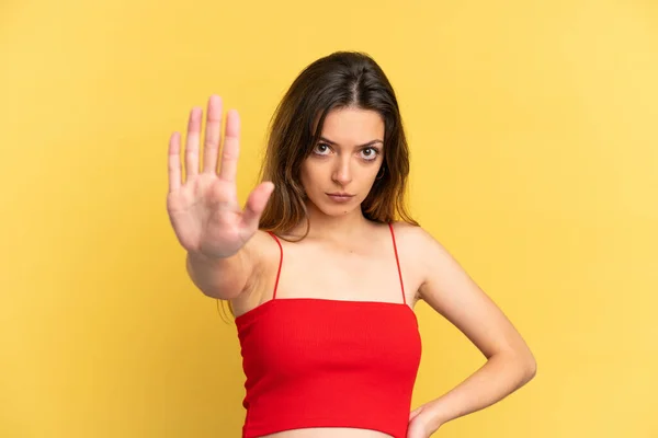 Mujer Joven Caucásica Aislada Sobre Fondo Amarillo Haciendo Stop Gesture — Foto de Stock