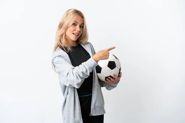 Jovem Mulher Russa Jogando Futebol Isolado Fundo Branco Apontando Para — Fotografia de Stock