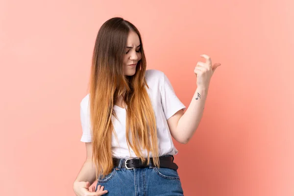 Jeune Femme Caucasienne Isolée Sur Fond Rose Faisant Geste Guitare — Photo