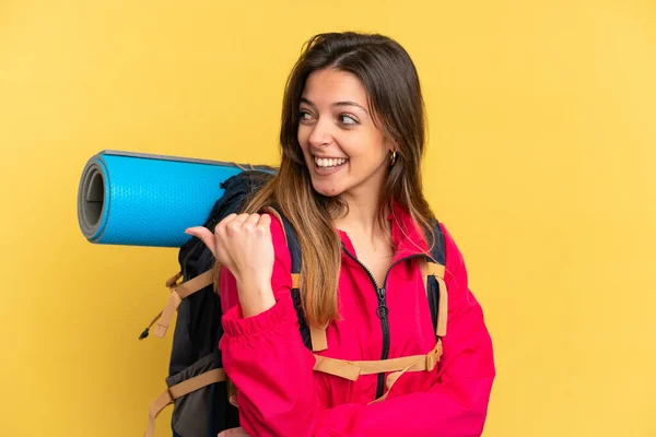 Joven Montañista Con Una Gran Mochila Aislada Sobre Fondo Amarillo —  Fotos de Stock