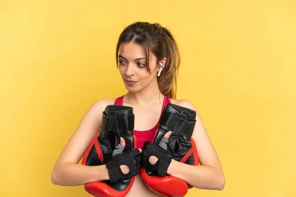 Νεαρή Καυκάσια Γυναίκα Απομονωμένη Μπλε Φόντο Γάντια Πυγμαχίας — Φωτογραφία Αρχείου