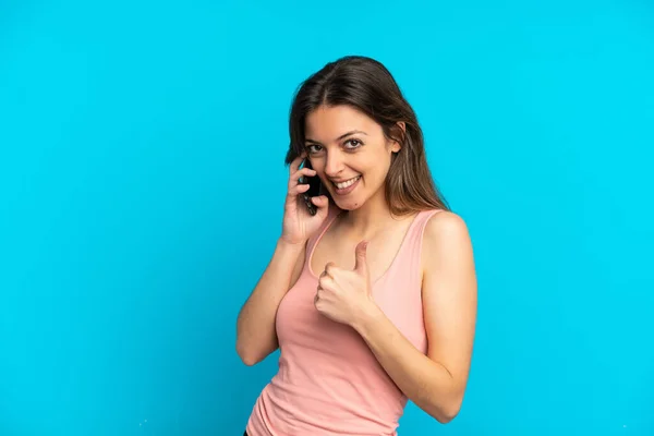 Mulher Branca Jovem Usando Telefone Celular Isolado Fundo Azul Dando — Fotografia de Stock