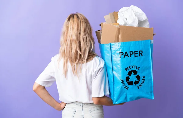 Junge Russin Hält Eine Recyclingtüte Voller Papier Zum Recyceln Isoliert — Stockfoto