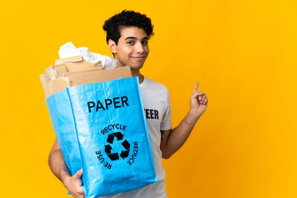 Молодий Венесуельський Чоловік Який Тримає Повний Паперовий Пакет Щоб Повернути — стокове фото