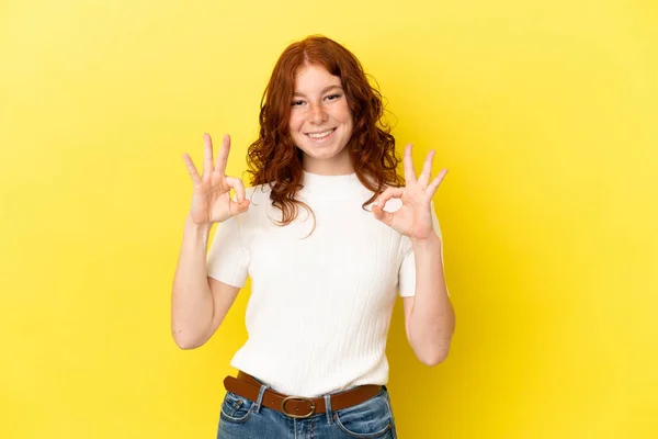 Teenager Načervenalá Žena Izolované Žlutém Pozadí Ukazující Znamení Dvěma Rukama — Stock fotografie