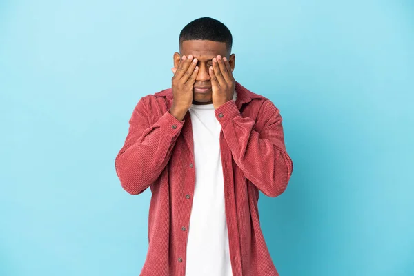 Jovem Latino Isolado Fundo Azul Cobrindo Olhos Por Mãos — Fotografia de Stock