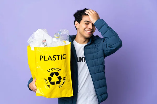 Молодий Венесуельський Чоловік Який Тримає Сумку Пластиковими Пляшками Зрозумів Щось — стокове фото