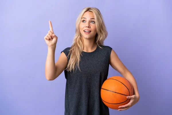 Jong Russisch Vrouw Geïsoleerd Paarse Achtergrond Spelen Basketbal Het Hebben — Stockfoto