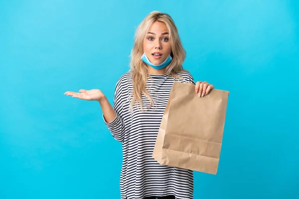 Junge Russin Mit Einer Einkaufstasche Auf Blauem Hintergrund Und Schockiertem — Stockfoto