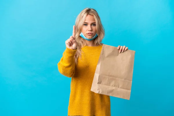Junge Russische Frau Mit Einer Einkaufstasche Auf Blauem Hintergrund Und — Stockfoto