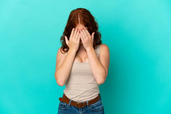 Tiener Roodachtig Vrouw Geïsoleerd Blauwe Achtergrond Met Moe Ziek Uitdrukking — Stockfoto