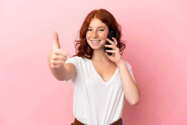 Подросток Красноватая Женщина Изолированы Розовом Фоне Ведения Разговора Мобильным Телефоном — стоковое фото