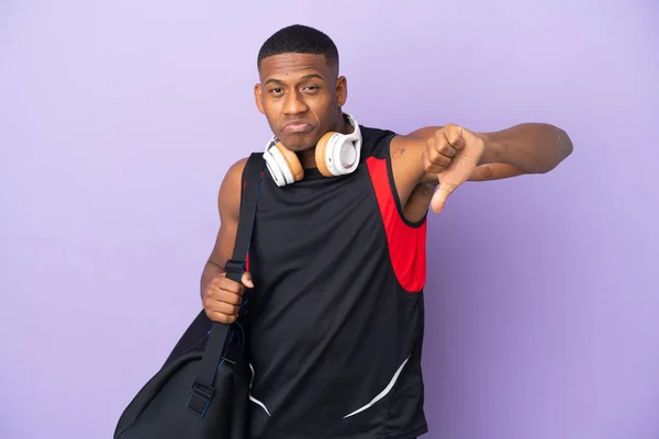 Jovem Homem Latino Esporte Com Saco Esporte Isolado Fundo Roxo — Fotografia de Stock