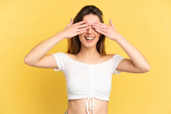 Jonge Blanke Vrouw Geïsoleerd Gele Achtergrond Bedekken Ogen Door Handen — Stockfoto