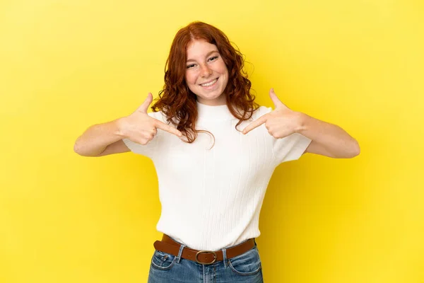 Adolescente Mujer Rojiza Aislado Sobre Fondo Amarillo Orgulloso Satisfecho — Foto de Stock