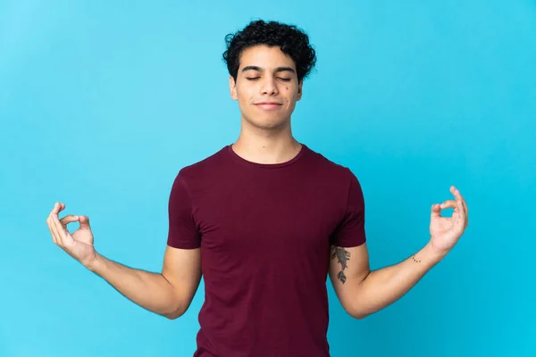 Ung Venezuelansk Man Isolerad Blå Bakgrund Zen Pose — Stockfoto