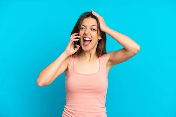 Giovane Donna Caucasica Utilizzando Telefono Cellulare Isolato Sfondo Blu Con — Foto Stock