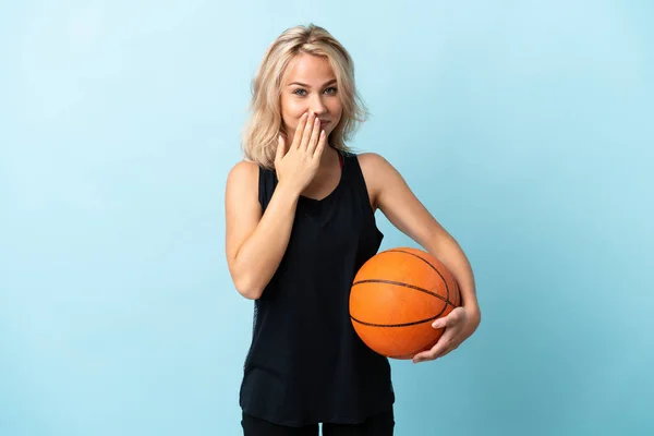 若いですロシア人女性プレイバスケットボール隔離上の青背景幸せと笑顔カバー口とともに手 — ストック写真