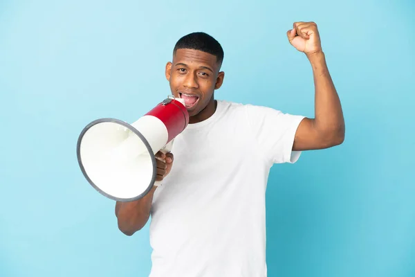 Jovem Latino Isolado Fundo Azul Gritando Através Megafone Para Anunciar — Fotografia de Stock