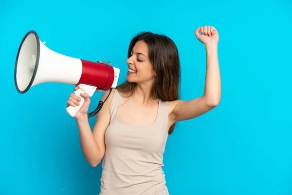 Jonge Blanke Vrouw Geïsoleerd Blauwe Achtergrond Schreeuwen Door Een Megafoon — Stockfoto