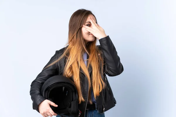 Mujer Con Casco Moto Cubriendo Los Ojos Mirando Través Los — Foto de Stock