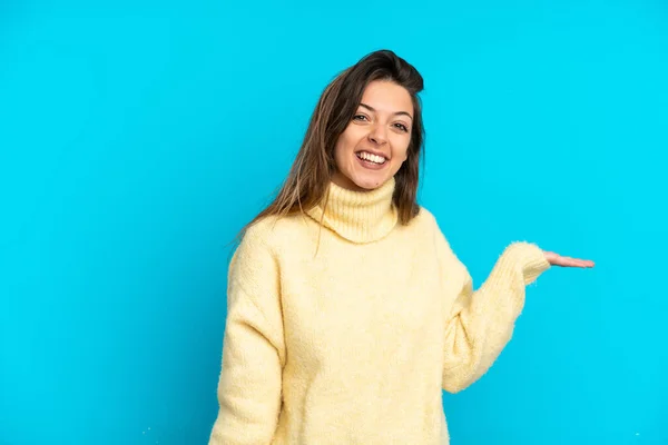 Young Caucasian Woman Isolated Blue Background Holding Copyspace Imaginary Palm — Stock Photo, Image