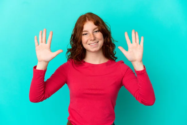 Έφηβος Κοκκινωπή Γυναίκα Απομονωμένη Μπλε Φόντο Μετρώντας Δέκα Δάχτυλα — Φωτογραφία Αρχείου