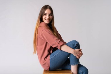 Stüdyoda poz veren beyaz bir kadın.