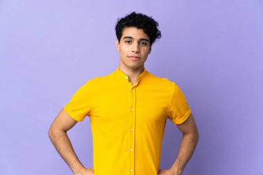 Genç Venezuelalı adam mor arka planda izole edilmiş kızgın.