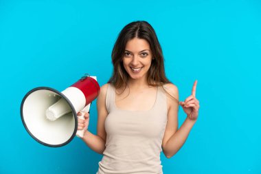 Mavi arka planda izole edilmiş beyaz bir kadın elinde bir megafonla harika bir fikre işaret ediyor.