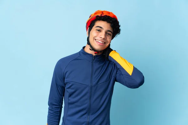 Венесуельський Велосипедист Ізольований Синьому Фоні Сміється — стокове фото