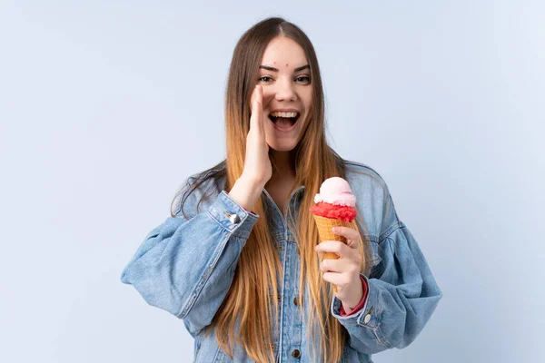 Jonge Vrouw Met Een Cornet Ijs Geïsoleerd Blauwe Achtergrond Schreeuwen — Stockfoto