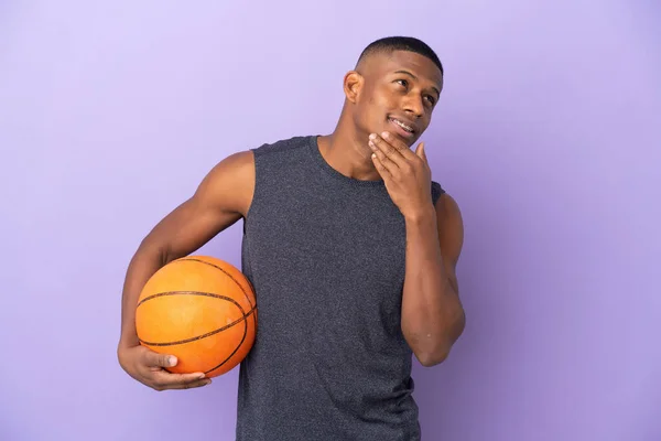 Pemain Bola Basket Muda Terisolasi Latar Belakang Ungu Melihat Atas — Stok Foto