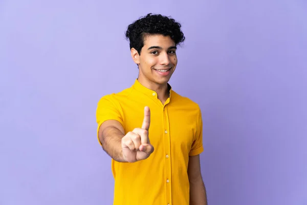 Молодой Венесуэлец Выделяется Фиолетовом Фоне Показывая Показывая Пальцем — стоковое фото