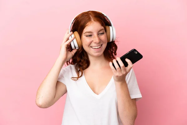 Adolescente Femme Rougeâtre Isolée Sur Fond Rose Écoutant Musique Avec — Photo