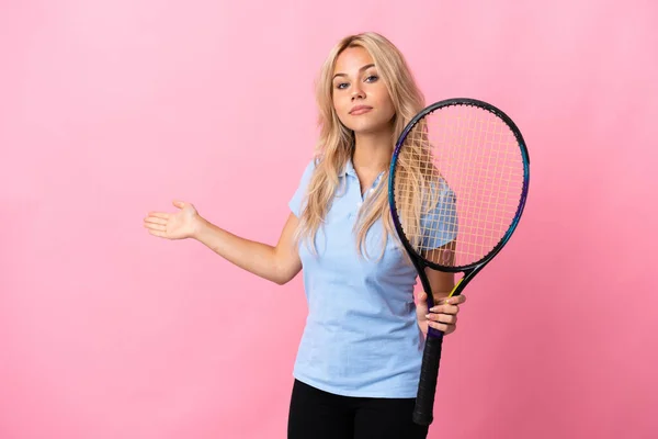 Mladá Ruská Žena Hraje Tenis Izolované Fialovém Pozadí Natahuje Ruce — Stock fotografie