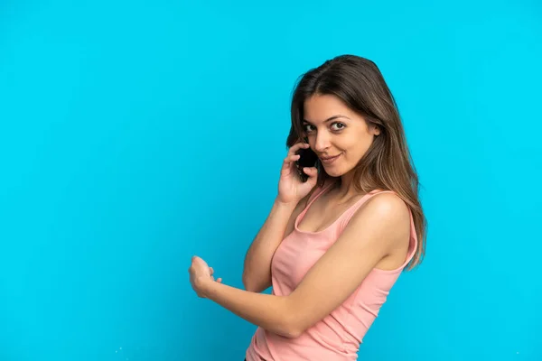 Jeune Femme Caucasienne Utilisant Téléphone Mobile Isolé Sur Fond Bleu — Photo