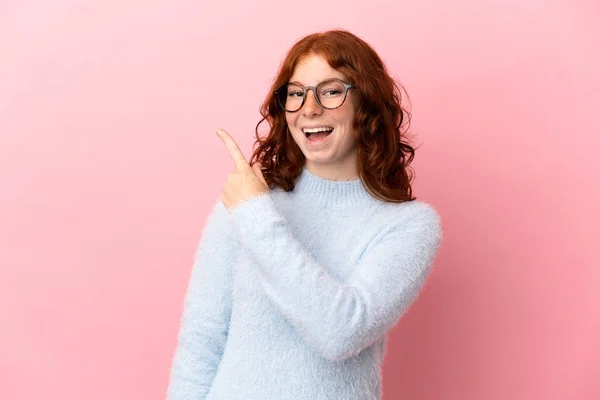 Teenager Reddish Woman Isolated Pink Background Surprised Pointing Side — Stockfoto
