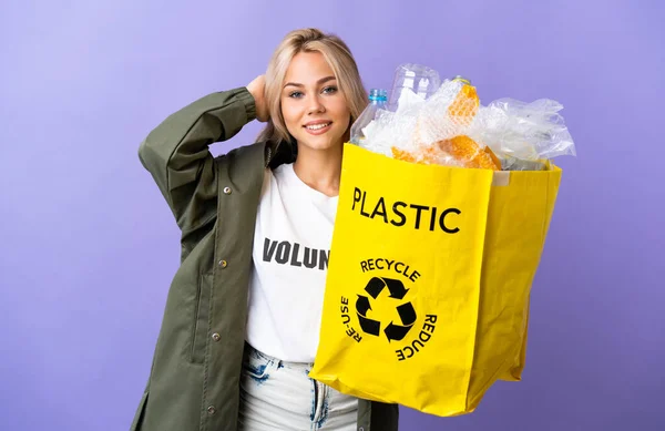 Junge Russische Frau Hält Eine Recyclingtüte Voller Papier Zum Recyceln — Stockfoto