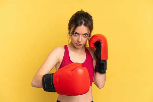 Jovem Caucasiana Isolada Fundo Azul Com Luvas Boxe — Fotografia de Stock