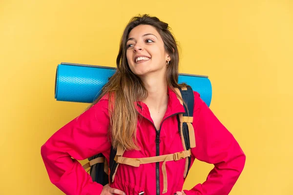 Young Mountaineer Man Big Backpack Isolated Yellow Background Posing Arms — Stok fotoğraf