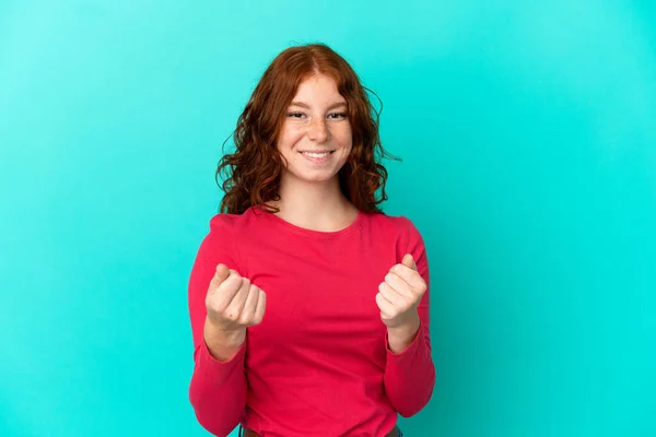 Teenager Rötliche Frau Isoliert Auf Blauem Hintergrund Macht Geld Geste — Stockfoto