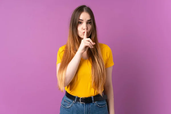 Jovem Caucasiana Isolada Fundo Roxo Mostrando Sinal Silêncio Gesto Colocando — Fotografia de Stock